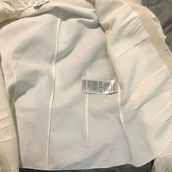 Alexander McQueen Elegant White Ruffled Blouse - Picture 6 of 10